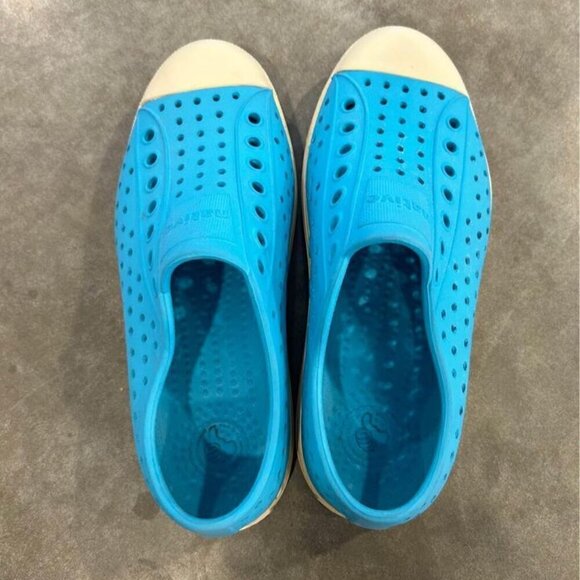 NATIVES! Womans size 6, men’s size 4. Excellent condition. Waterproof. - Picture 6 of 7